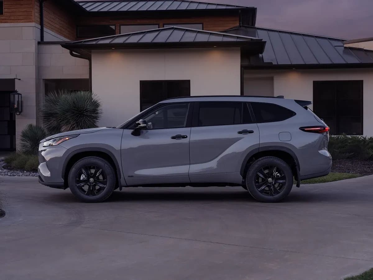2022 Toyota Highlander exterior photo (3 of 3)